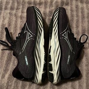Women’s Mizuno Wave Rider 27 size 9.5